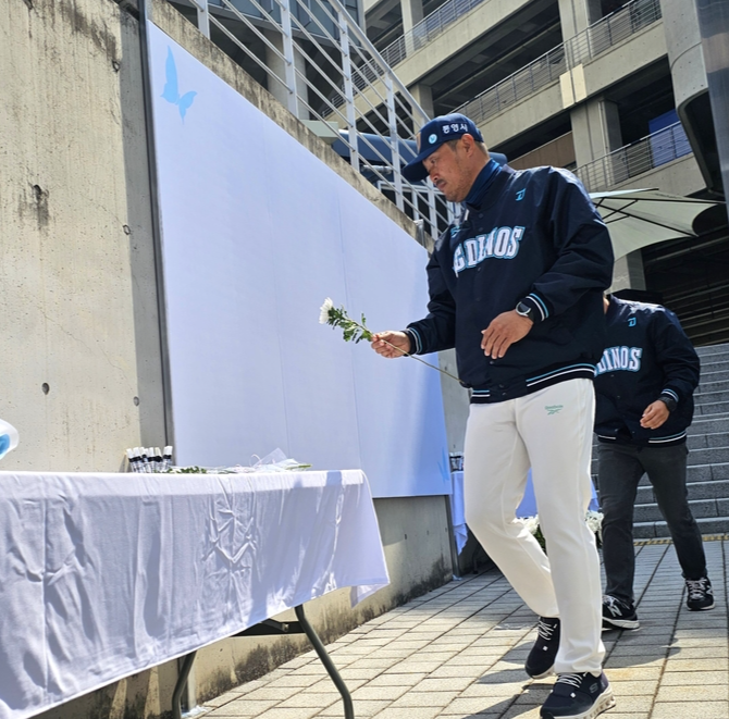 꽃은 피고 야구도 돌아왔지만...창원NC파크 사고 1주기 "다시 없어야 할 비극"