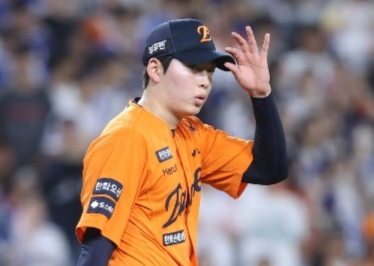 '너, 괜찮니?' 김경문 감독, 왜 '부진한 투구' 펼친 조동욱을 직접 찾아갔을까...따듯한 '할배 리더십' 돋보인다 