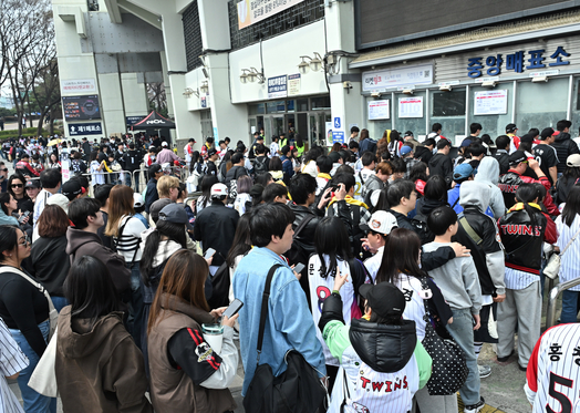 개막 2연전 '합계 21만명' 역대 3위 화끈...3년 연속 '역대 최다 관중' 보여→1300만까지도 