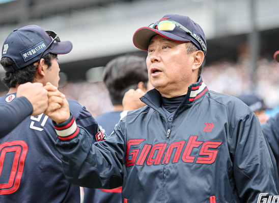 "휴일 원정 응원 팬들 덕분" 김태형 감독, 개막 2연승으로 웃다...롯데도 기분 좋게 이동 