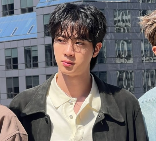 BTS 진, 컴백 활동 중 근황 공개...그냥 못 지나칠 잘생김 
