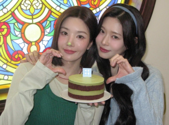 권은비·김민주 다시 만났다...베리밤 이어 또 호흡, 이번엔 파란라벨