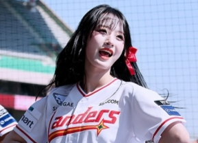 "피부가 얼마나 하얗길래"...정설아 치어리더, 신나는 공연 펼치는 SSG의 찰떡 공주!