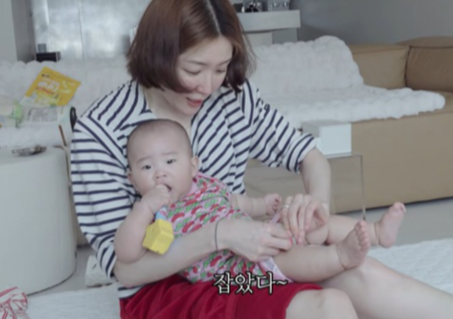 '돌싱' 김새롬, 생후 8개월 육아... "엄마 되는게 꿈이었다"