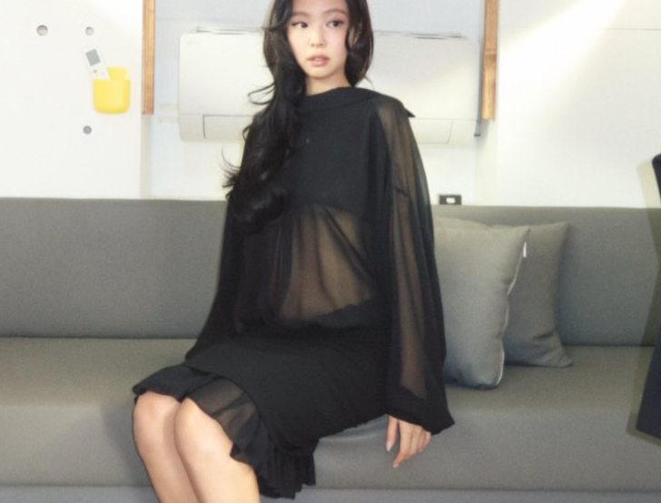 제니, 파격 시스루로 완성한 고혹미