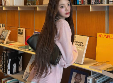 장원영, 책 한 권 들었을 뿐인데... "읽는 모습도 화보" [★SNS]