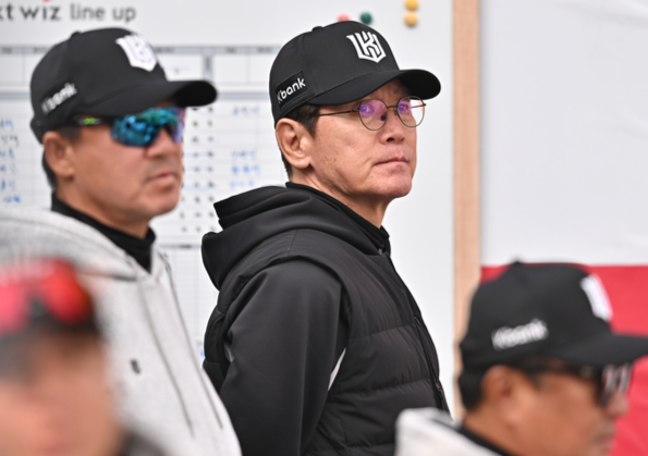 '드디어 홈 첫 승' 이강철 감독 "선수들 의지 강했다...보쉴리, 데뷔전보다 더 좋았어"