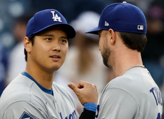 오타니 '또 넘겼다'...경기전엔 '빗속 8살 팬'부터 챙겼다