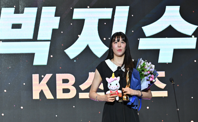 '여제의 귀환' KB 박지수, 통산 5번째 MVP+3관왕...하나은행 사키, 亞쿼터상 '만장일치' [WKBL 시상식]