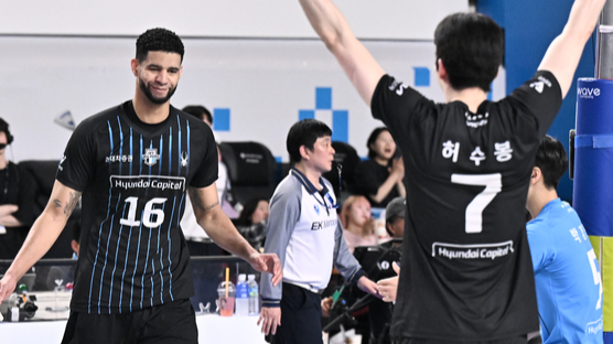 '판정 논란' 딛고 '반격'의 서막 연 현대캐피탈 레오·허수봉 "리버스 스윕 전문 팀, 무조건 승리 확신"