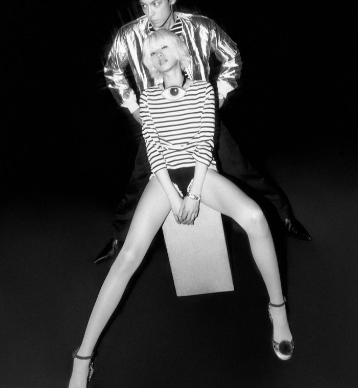 나나, 탑 품에 안겨 아찔한 백허그... 하의실종 패션으로 드러낸 각선미