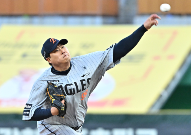 '진짜 잘한다' 류현진, '송진우·선동열' 동시 소환...39살에도 '현재진행형' 괴물 