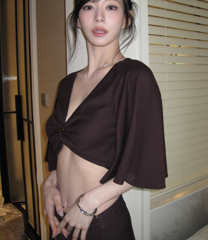 이채영, 위아래로 깊게 파인 과감 절개... 아찔한 한 뼘 패션