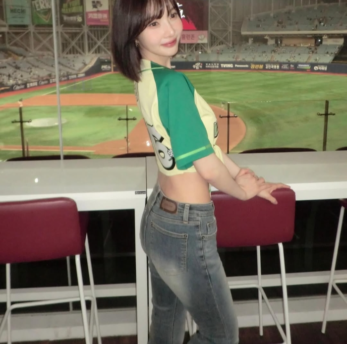 레드벨벳 조이, 한 줌 허리에 '눈길'... "야구장 여신 등장"