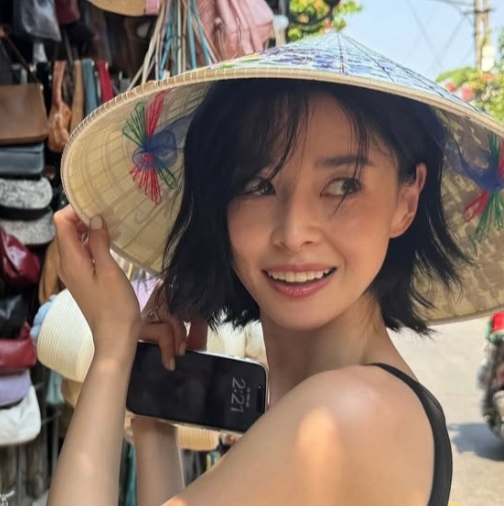 권나라 '실물 봤더니' 놀랄 만했다...작은 얼굴에 압도적 비율