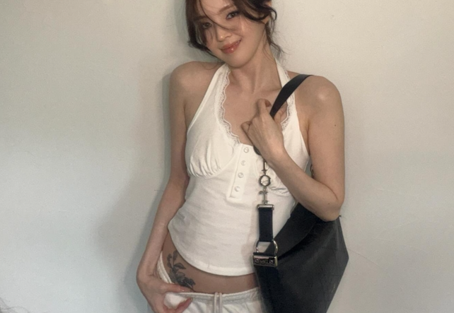 한소희, 골반 위 꽃 문양 포착... 타투인가 스티커인가?