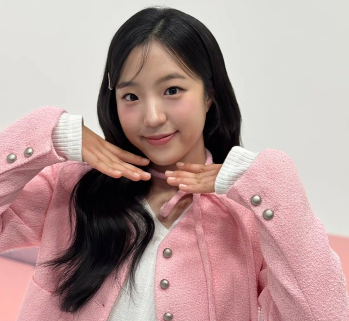 "핑크빛 탁구 요정"...신유빈, 라켓 대신 꽃미소 장착