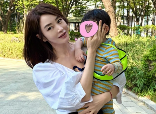 공원 나타난 김혜수, 아이 품에 안고도 우아하게!
