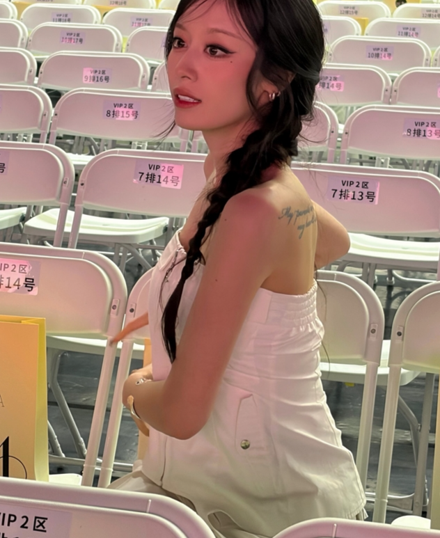 티아라 지연, 화이트 오프숄더로 완성한 우아함...레터링 타투 눈길