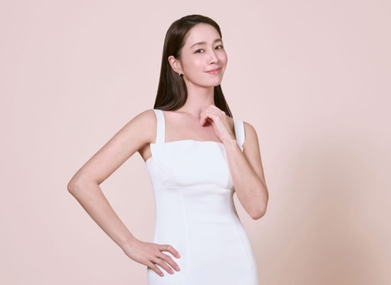 이민정, 화이트 드레스 입고 '원조 여신' 위엄... 군살 없는 완벽 자태