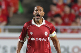 맨유 레전드 퍼디난드조차 감탄한 수원 삼성 응원 문화 "비디치와도 얘기했다...소리도, 시각적으로도 정말 대단해"