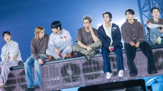 日 한복판 울린 11만의 '아리랑' 떼창...방탄소년단이 가는 길에 남겨지는 새 역사 