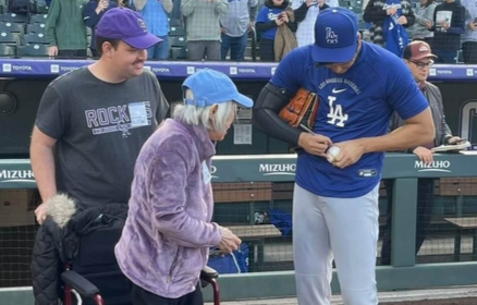 오타니가 또! '100세' 원폭 생존자에 무릎 꿇고 악수까지? 로버츠 감독 "역사 마주하는 느낌"