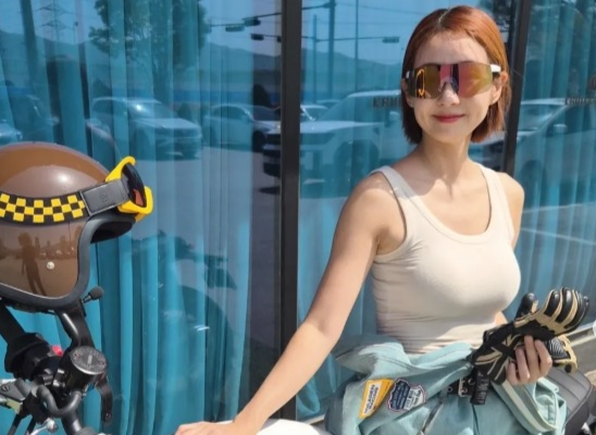 오정연, 봄 타고 포천 달렸다...민트 점프슈트에 바이크 투어