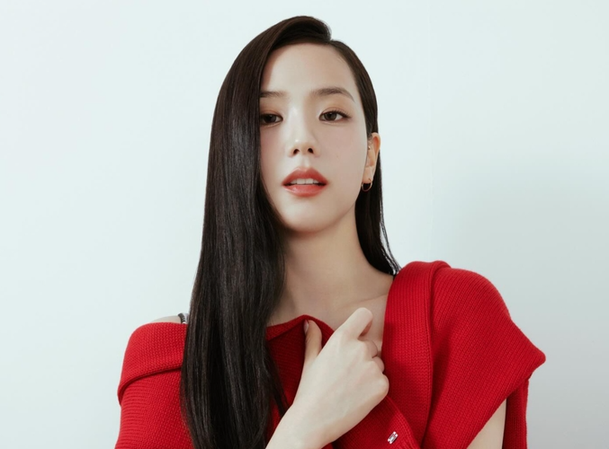 '친오빠 논란' 선 그은 지수..."관계없다" vs "크레딧은 어쩌고?"