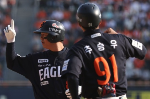 '사령탑 신뢰 굳건' 한화 4번 타자, 딱 열흘 만에 복귀...'안타 하나'가 먼저다 