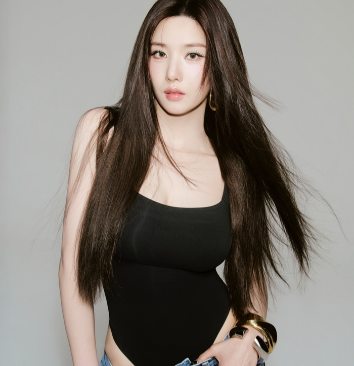 '워터밤 여신' 권은비, 벌써 시작된 여름... 팬츠 속 보디슈트로 드러낸 아찔한 자태