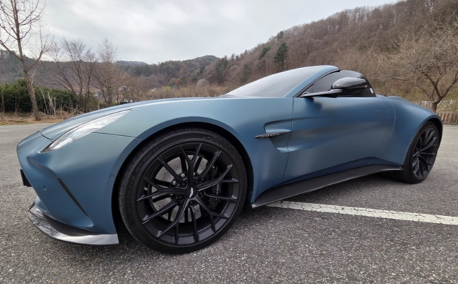 아스팔트 집어삼키는 무광 블루의 도발...애스턴마틴이 연주하는 폭발적 '오픈 에어링'