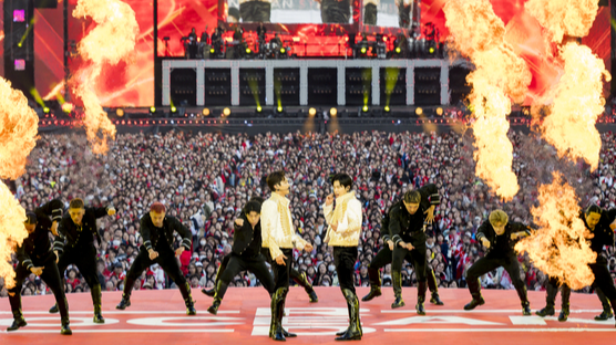 동방신기, 닛산에 몰아친 붉은 물결...日 20주년 '톱클래스'의 위엄 