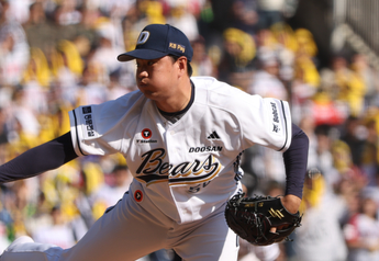 '927일 만에 불펜 3이닝' 이영하 "정말 이기고 싶었다"...간절함 하나로 쏟아부었다 