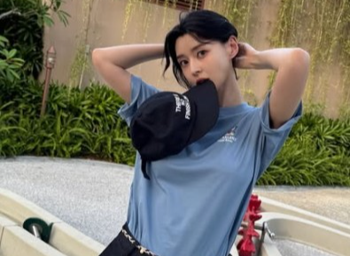 '비율이 다 했다'...권나라, 청량 티셔츠 하나로 완성한 '휴양지룩'