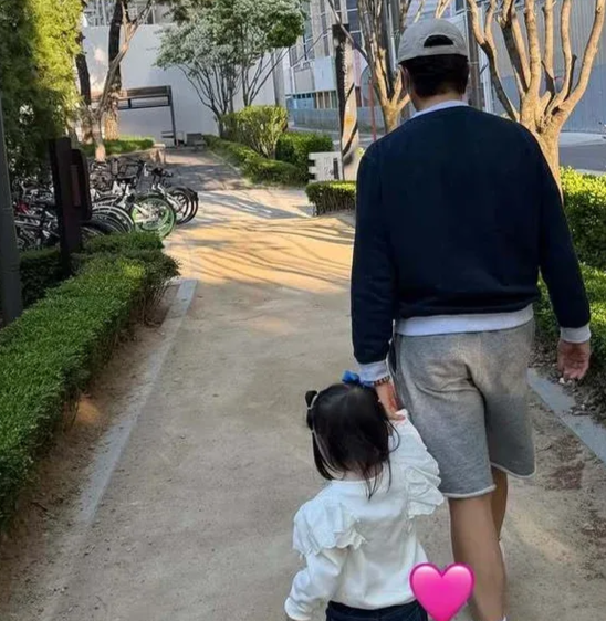 "8년 만에 얻은 딸"...이병헌, 3살 딸과 꽁냥꽁냥 산책 中