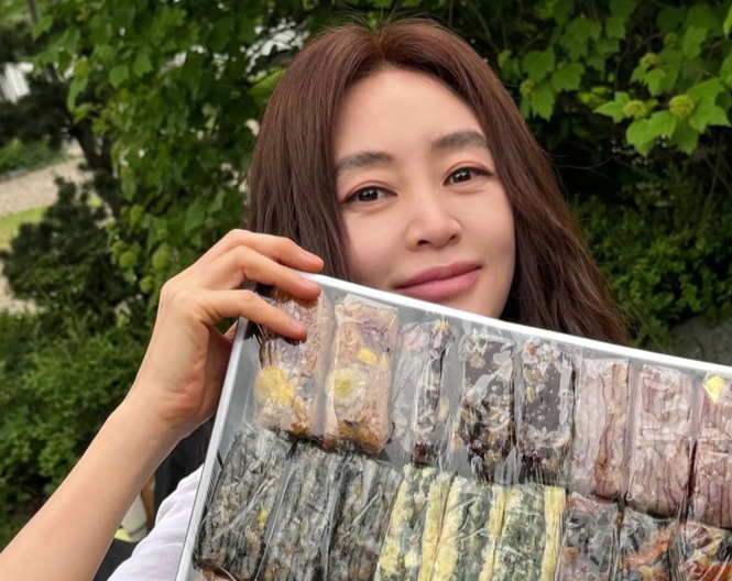 김혜수, 촬영장 녹이는 특급 의리...문정희 떡 선물에 "고맙습니다"