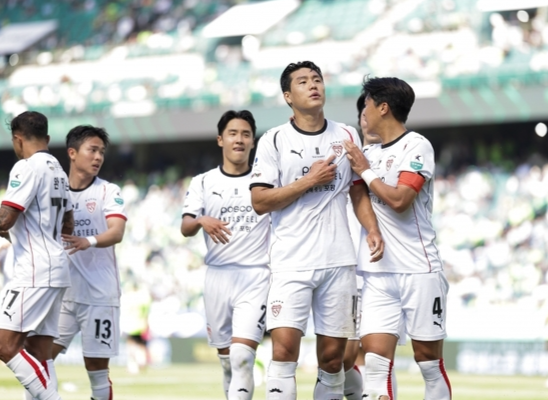 이번시즌 첫 멀티골에도 '원정 10연전' 패배로 시작...포항이 마주한 또 다른 난관 '동해안 더비'