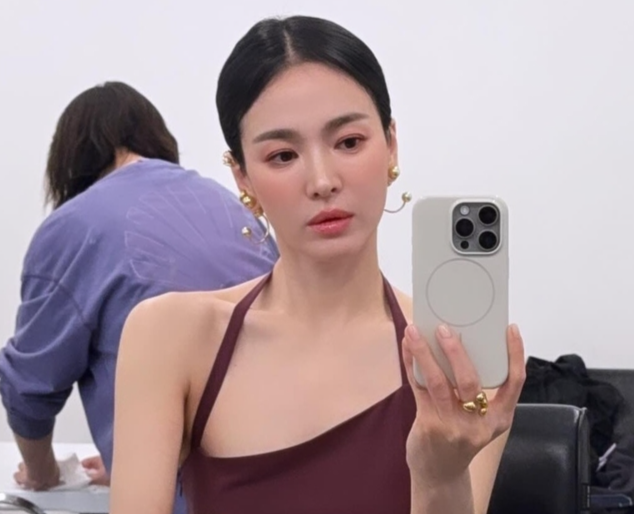 레드립에 홀리고 반려견에 녹는다...송혜교, 감탄 부르는 압도적 미모