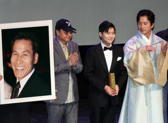 [단독] 故 안성기의 품격 잇는다...아들 안필립, 부친 턱시도 입고 부여영화제 참석