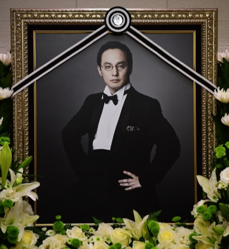"환자를 실험 대상으로 본 거냐"...故신해철 사망 사건 재조명