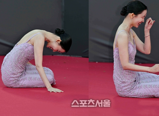 신현빈, 백상 레드카펫서 두 번의 꽈당에도 빛난 미소... 진정한 프로의 자세