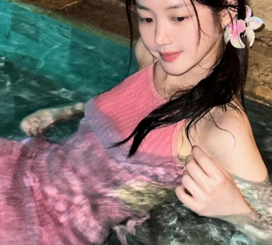 "사람이야 인형이야?" 이유비, 발리 홀린 핑크빛 바비 자태... 과자 먹어도 화보네!