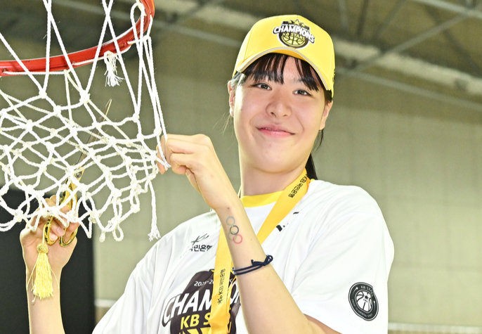 백투백 노리는 KB, 'WKBL 최고 연봉' 박지수 사수 성공!...2년 총액 10억원 재계약