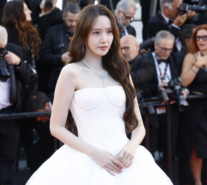 임윤아, '화이트 드레스'로 칸 영화제 레드카펫 압도