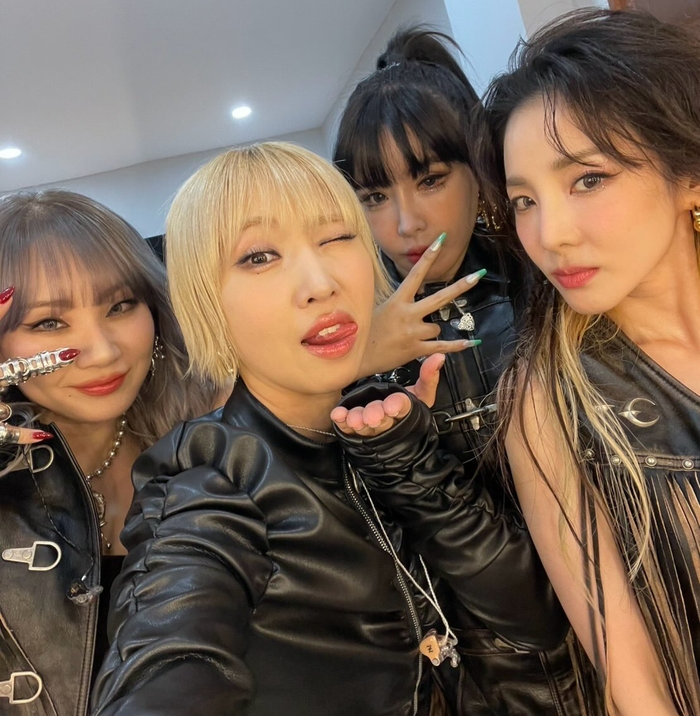 2NE1, 데뷔 17주년 맞아 4인 완전체 회동...내홍 딛고 한자리에
