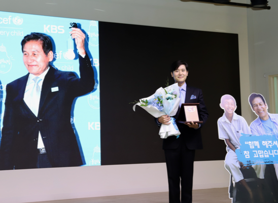 '故 안성기 차남' 안필립, 유니세프 감사패 대리 수상 "아버지 영전에 바친다"
