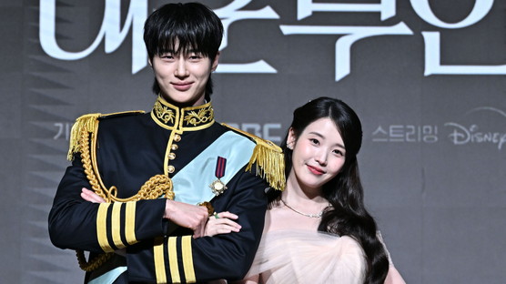 "죄송합니다" 아이유·변우석...왜 촬영 때는 '역사왜곡' 몰랐나 
