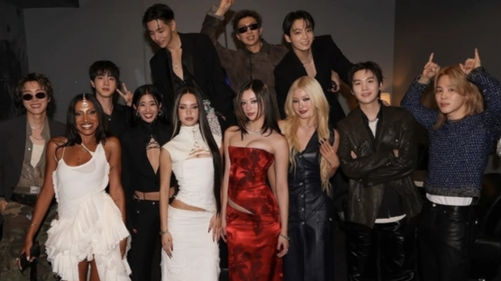 "BTS+캣츠아이, 단체사진 찍었다"...하이브, 美 AMA서 대상 포함 8개 트로피 휩쓸어