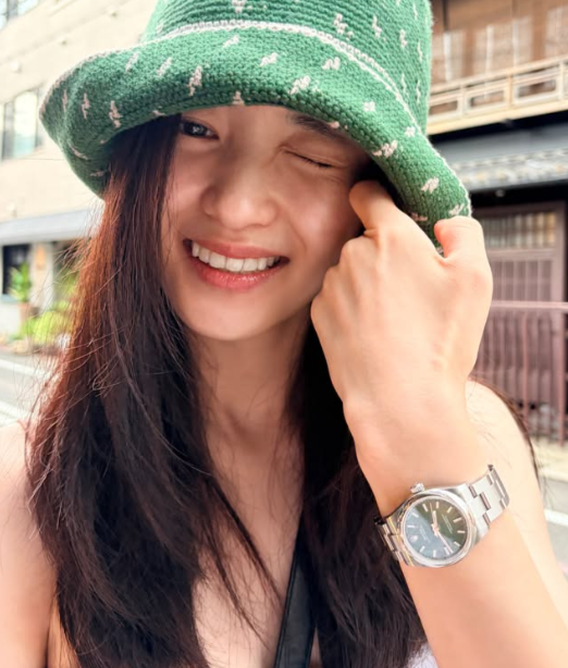 “우산 하나 들었을 뿐인데 청춘 영화 뚝딱”…배우 김태리, 길거리 찢어놓은 눈부신 싱그러움